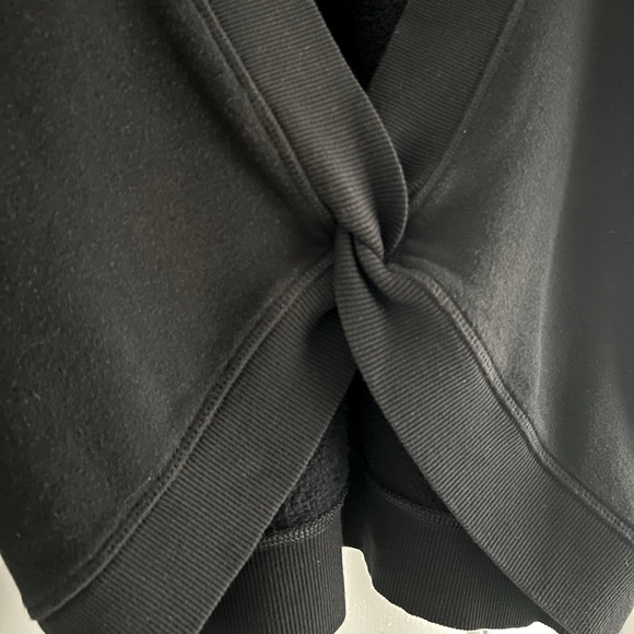 Aerie Offline twist-back Pullover Fleece Sweatshirt with Thumbholes - Picture 4 of 5